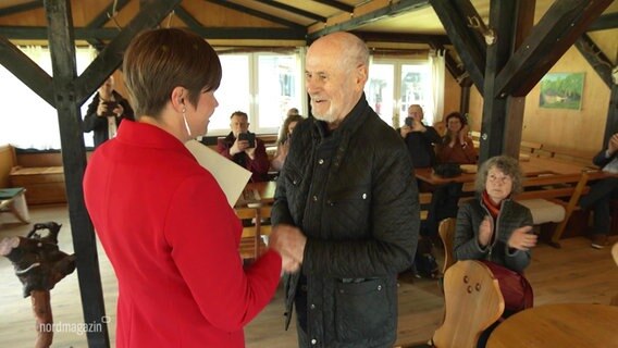 Der Bildhauer Harald Wroost erhält eine Ehrung. © Screenshot 