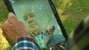 Ein älterer Herr bedient ein Tablet. © Screenshot 
