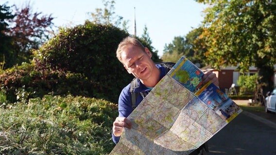 Thilo Tautz mit Landkarte © Screenshot 