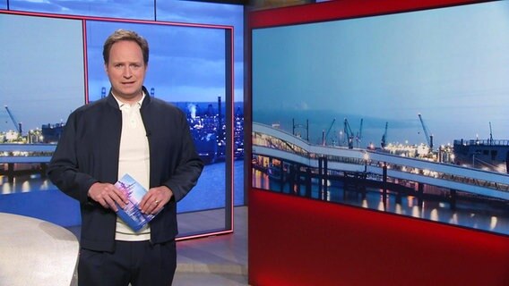 Christian Buhk moderiert das Hamburg Journal 18.00. © Screenshot 