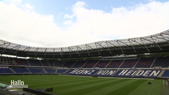 Blick in ein leeres, sehr großes Fußballstadion bei leicht bewölktem Himmel © Screenshot 