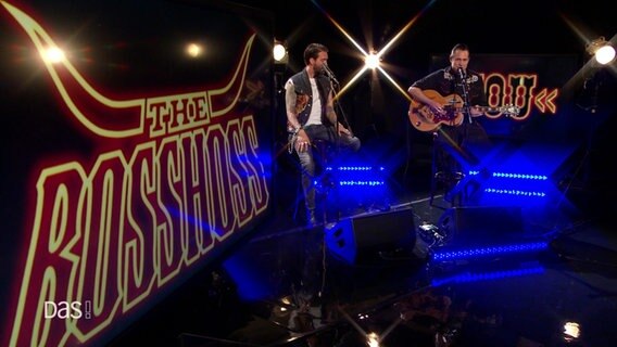 Das Duo "The BossHoss" bei einem Auftritt bei DAS! © Screenshot 