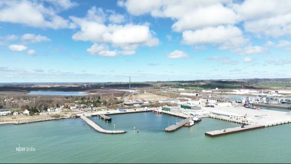 Blick aus der Vogelperspektive auf einen kleineren Industriehafen © Screenshot 