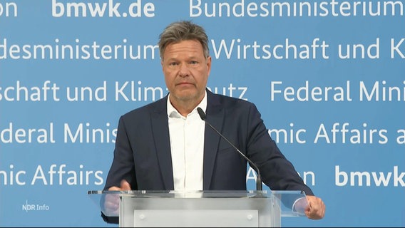 Bundeswirtschaftsminister Robert Habeck (Grüne) bei einer Pressekonferenz © Screenshot 