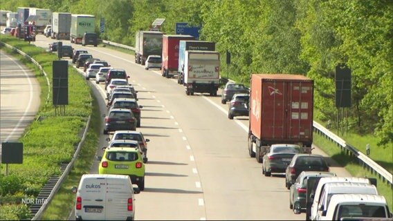 Auf einer Autobahn stauen sich viele Fahrzeuge auf zwei Spuren. © Screenshot 