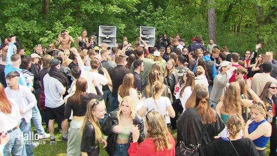 Eine Gruppe von Menschen tanzen Open Air. © Screenshot 