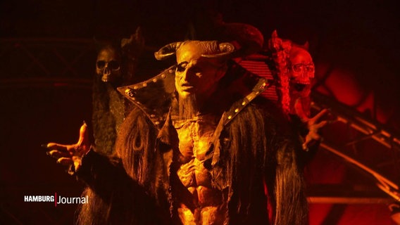 Der Teufel auf der Bühne des "Zirkus des Horrors". © Screenshot 