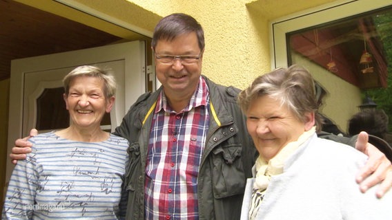 Leif Tennemann und zwei seiner Hörerinnen lachen in die Kamera. © Screenshot 