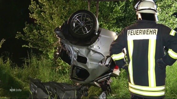 Ein Autounfall auf einer Landstraße wird von der Feuerwehr geräumt. © Screenshot 