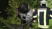 Ein Autounfall auf einer Landstraße wird von der Feuerwehr geräumt. © Screenshot 