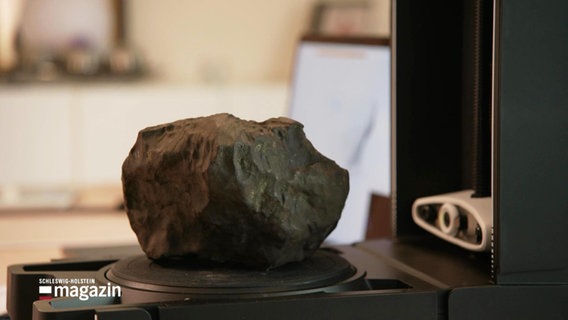 Ein etwa faustgroßer Meteorit, der in Elmshorn gefunden wurde. © Screenshot 