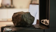 Ein etwa faustgroßer Meteorit, der in Elmshorn gefunden wurde. © Screenshot 