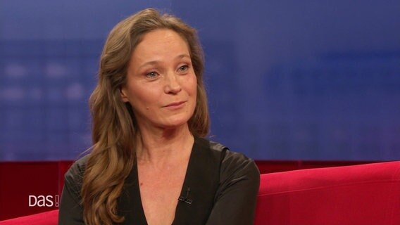 Schauspielerin Jeanette Hain bei DAS! auf dem roten Sofa am 19.05.2023. © Screenshot 