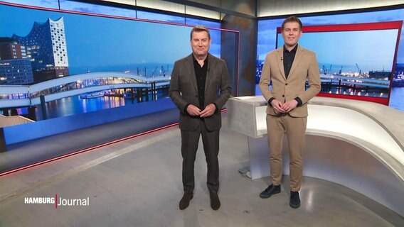 Jens Riewa und Carl-Georg Salzwedel moderieren das Hamburg Journal. © Screenshot 