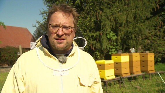 Jonas Görlich in seinem gelben Imkeranzug. © Screenshot 