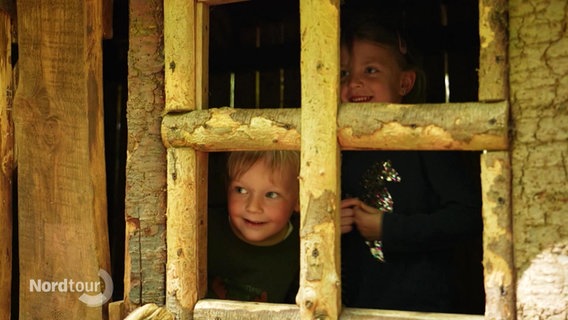 Zwei Kinder verstecken sich im Märchenwald im Hexenhäuschen. © Screenshot 