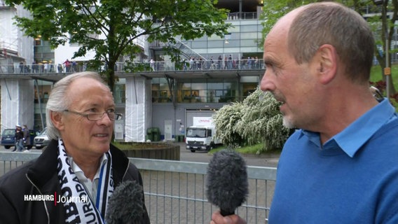 Sportreporter Thorsten Vorbau interviewt Bernd Wehmeyer (li.) vor dem Volksparkstadion in Hamburg am 20.05.2023. © Screenshot 