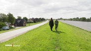 Anja Reimers (li.) und Suscha Vogel-Lobeck gehen über einen Deich spazieren. © Screenshot 