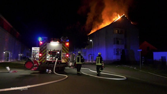 Ein Brand wird von der Feuerwehr gelöscht. © Screenshot 