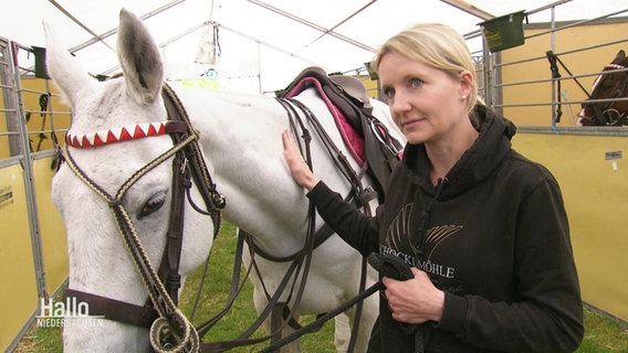 Lucie Lotzkat mit einem ihrer Pferde © Screenshot 