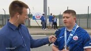 Ein NDR Reporter interviewt einen Fan von Hansa Rostock. © Screenshot 