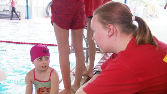 Die sechsjährige Anna mit DLRG-Rettungsschwimmerin Maleen Gramsch am Schwimmabzeichen-Tag © Screenshot 