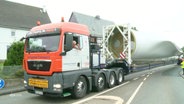 Ein Schwerlasttransport transportiert Teile eines Windrades. © Screenshot 