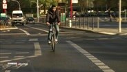 Ein Radfahrer überquert eine Kreuzung auf dem Fahrradstreifen. © Screenshot 