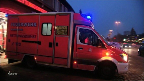 Ein Rettungswagen fährt zu einem Einsatz. © Screenshot 