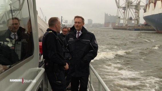 Finanzminister Christian Lindner (FDP) auf einem Boot des Zolls im Hamburger Hafen. © Screenshot 
