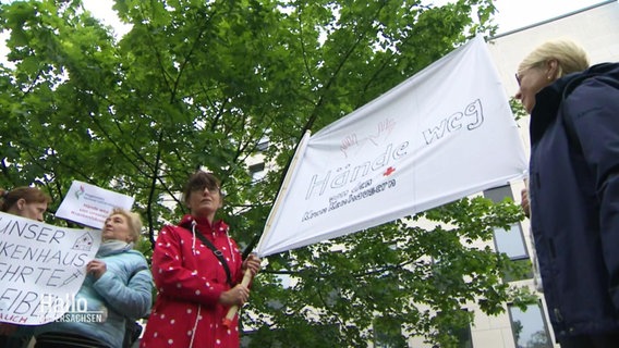 Menschen mit Protestplakaten. © Screenshot 