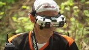 Ein Mann mit einer VR-Brille. © Screenshot 
