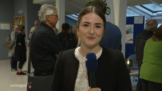 Die Reporterin Lena Marie Walter berichtet aus Binz. © Screenshot 