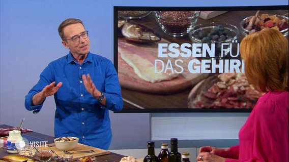 Ernährungsdoc Dr. Andreas Riedl sprich gestenreich über sog. Brainfood. © Screenshot 