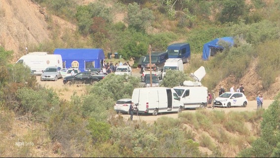 Einsatzteams untersuchen einen See in Portugal. © Screenshot 