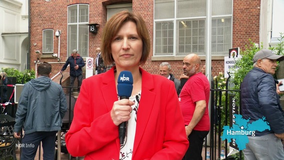 NDR Reporterin Claudia Drexel berichtet live vor Ort aus Hamburg. © Screenshot 