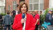 NDR Reporterin Claudia Drexel berichtet live vor Ort aus Hamburg. © Screenshot 