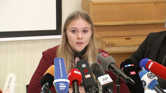 Aimée van Baalen, Sprecherin der "Letzten Generation", bei einer Pressekonferenz. © Screenshot 