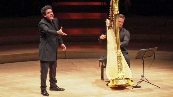 Rolando Villazon singt, Xavier de Maistre an der Harfe. © Screenshot 