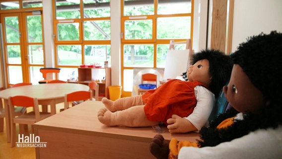 Puppen im Kindergarten. © Screenshot 