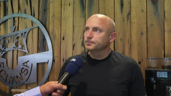 Hansa-Vorstand Marien wird interviewt. © Screenshot 