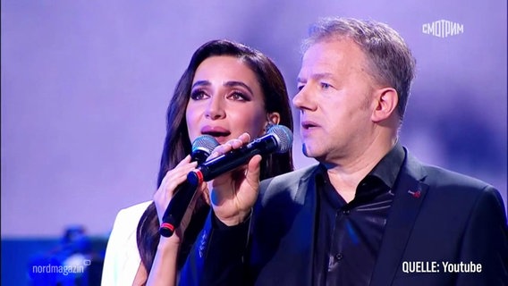 Tino Eisbrecher mit einer russischen Sängerin. © Screenshot 