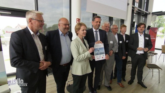 Vertreter aus Politik und Wirtschaft halten die gemeinsam unterschriebene Nordenhamer Erklärung. © Screenshot 