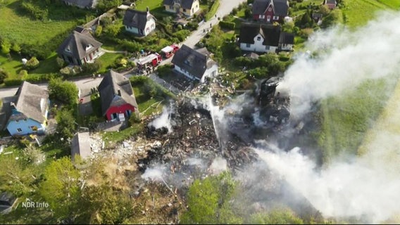 Drei abgebrannte Häuser. © Screenshot 
