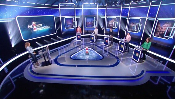 Blick in das Studio bei der NDR Quizshow: Die Kandidierenden stehen der Moderatorin gegenüber. © Screenshot 