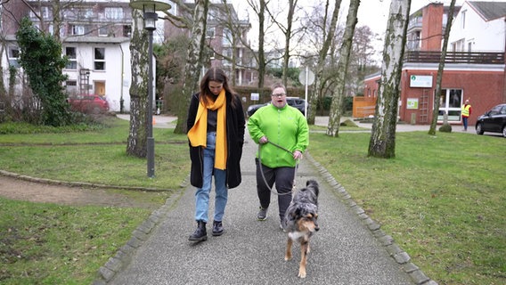 Zwei Frauen gehen mit einem Hund spazieren. © Screenshot 