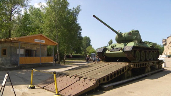Im Außenbereich eines Museums steht ein ausgestellter Panzer. © Screenshot 