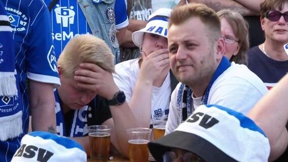 HSV-Fans reagieren auf die Nachspielzeit in Regensburg © Screenshot 