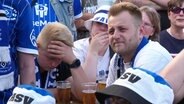 HSV-Fans reagieren auf die Nachspielzeit in Regensburg © Screenshot 