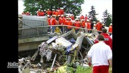 Einsatzkräfte der Feuerwehr bergen Menschen nach einem Zugunglück. © Screenshot 